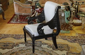 kolonialne krzesło z motywem pawia